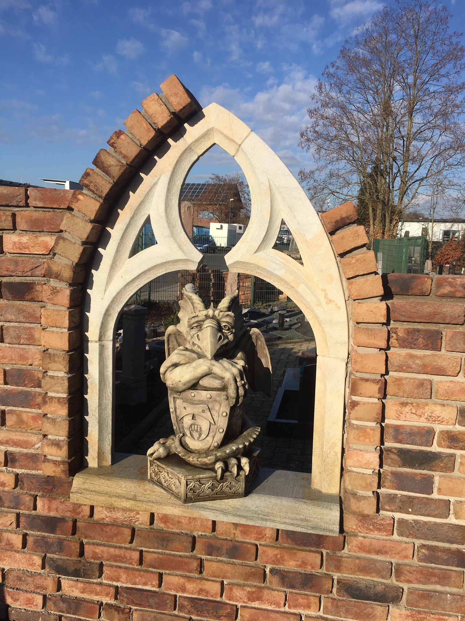 Gotisches Fenster aus Ruhrsandstein, handwerklich gearbeitet
